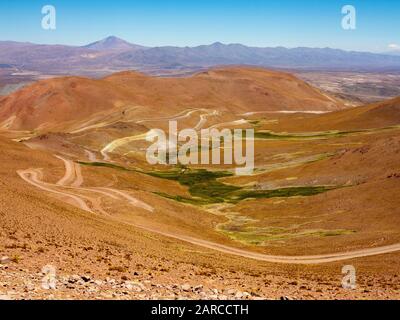 Tiefe Täler von der Ruta 40 aus gesehen, die Straße, die Cachi mit San Antonio de Los Cobres, Argentinien verbindet Stockfoto