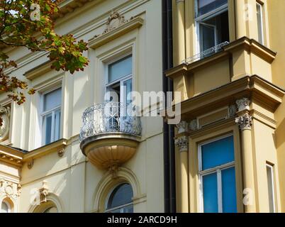 Balkon an altem Wohnhaus in Zagreb, weiße, schmiedeeiserne Balustrade und Schiene, altes europäisches Architekturkonzept, Detail der Gebäudeaußenseite Stockfoto