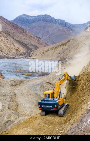 Erdbewegungsmaschinen, die in Dolpo, Nepal, eine neue, in China gebaute Straße durch den Himalaya bauen Stockfoto