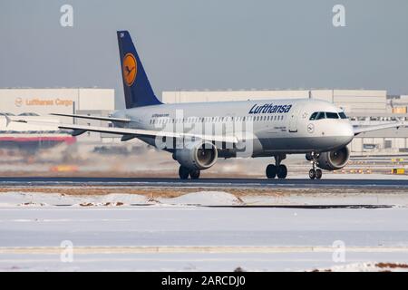 Frankfurt/DEUTSCHLAND - 8. DEZEMBER 2012: Lufthansa Airbus A320 D-AIQH Passagierflugzeug Abflug am Frankfurter Flughafen Stockfoto