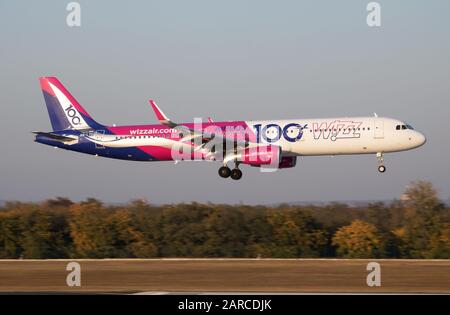 Budapest/Ungarn - 14. Oktober 2018: Wizz Air Special livery Airbus A321 HA-LTD Passagierflugzeug Ankunft und Landung am Flughafen Budapest Stockfoto