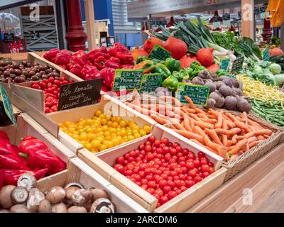 Menschen, die auf dem Obst- und Gemüsemarkt in Colmar, im französischen Alsace, auf dem Obst- und Gemüsemarkt in Colmar einkaufen Stockfoto