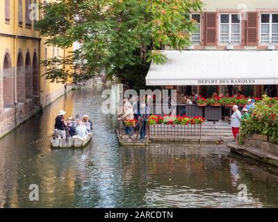 Touristen auf einer Bootstour auf dem Fluss La lauch im französischen Colmar Alsace Stockfoto