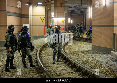 Hongkong - 21. Januar 2020: Ruhiger Sitz am Bahnhof Yuen Long MTR. Demonstranten halten Zeichen. Stockfoto