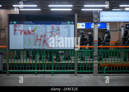 Hongkong - 21. Januar 2020: Ruhiger Sitz am Bahnhof Yuen Long MTR. Demonstranten halten Zeichen. Stockfoto