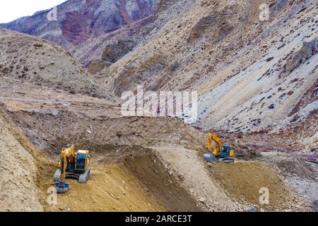 Erdbewegungsmaschinen, die in Dolpo, Nepal, eine neue, in China gebaute Straße durch den Himalaya bauen Stockfoto