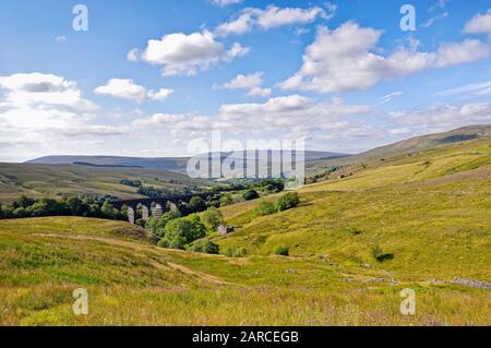 Dent Head Viadukt und die umliegende Landschaft in Dentdale, im Yorkshire Dales National Park, an einem sonnigen Sommertag England Großbritannien Stockfoto