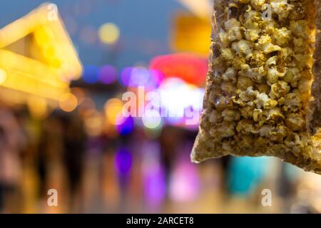 Niedriger Winkel Schuss einer Tüte Popcorn umgeben von Leuchtet Stockfoto