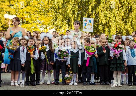 Tag des Wissens, der erste Glocke 24 Schule Ukraine, Lutsk 01-09-2015 Stockfoto