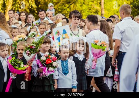 Tag des Wissens, der erste Glocke 24 Schule Ukraine, Lutsk 01-09-2015 Stockfoto