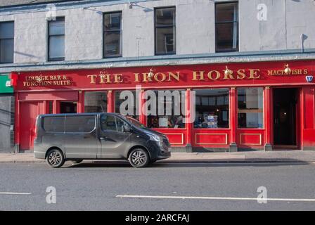 Ikonisches Glasgow Public House The Iron Horse West Nile Street Glasgow Scotland Großbritannien Großbritannien Außenansicht rot lackierte kommerzielle Busse Stockfoto