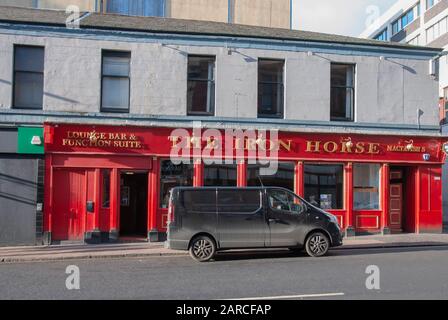 Ikonisches Glasgow Public House The Iron Horse West Nile Street Glasgow Scotland Großbritannien Großbritannien Außenansicht rot lackierte kommerzielle Busse Stockfoto