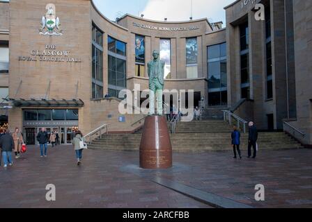 Statue von Scotlands Erstem Minister Donald Dewar Buchanan Street Glasgow Schottland Großbritannien Großbritannien Landschaft Ansicht Bronze Metallfigur effig Stockfoto