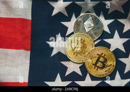 Bitcoin Cryptocurrency Münzen neben amerikanischem Flaggenhintergrund. Stockfoto