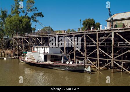 Australien, alter Raddampfer und Terminal am Murray River in Echuca Stockfoto