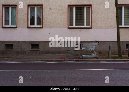 Einkaufswagen auf der Straße zurückgelassen, verlassene Einkaufswagen Stockfoto