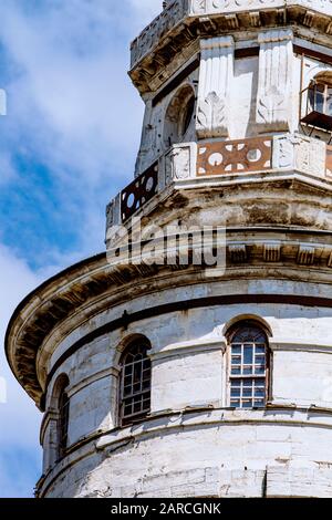 Top Abschnitt Detail des Beyazit Watch Tower, der für Frühwarnhinweise bei Bränden und anderen Unheil verwendet wird. Wolkenblauer Himmel an einem sonnigen Tag. Stockfoto