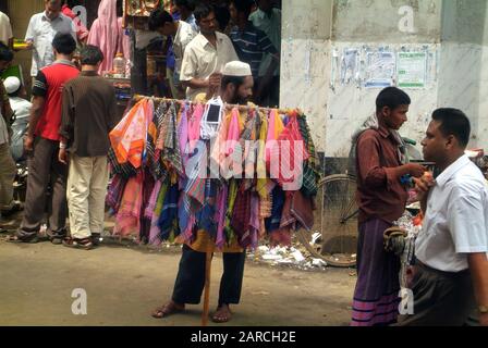 Dhaka, Bangladesch - 17. September 2007: Nicht identifizierte Menschen auf dem traditionellen Straßenmarkt Stockfoto