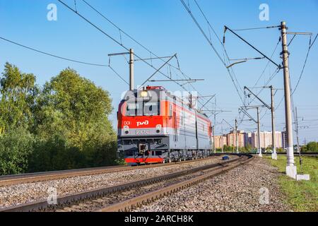 Moskau, Russland - 29. August 2019: Güterlok nähert sich abends dem Bahnhof an. Stockfoto