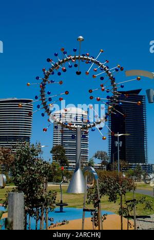 Melbourne, VIC, Australien - 09. November 2006: Kunstwerk namens Blowhole von Duncan Stemler im Dockland Park Stockfoto