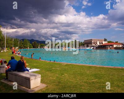 Eines der größten Schwimmbecken der Welt im Balneario Municipal Camping Xamena mit 260 m Länge, Salta, Argentinien Stockfoto