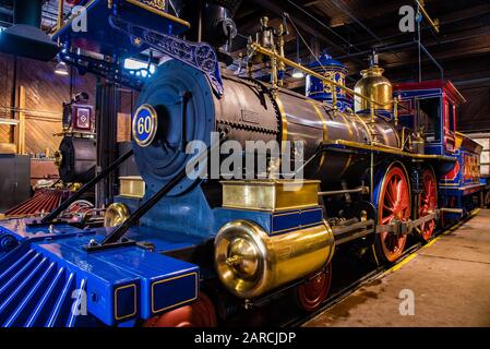 Kohle und Holz feuerten Dampfloks. Nachbauten von Original-Dampfmaschinen entlang des Transcontinental RR.. Lage am Promontory Point, Utah, USA. Stockfoto