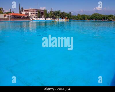 Eines der größten Schwimmbecken der Welt im Balneario Municipal Camping Xamena mit 260 m Länge, Salta, Argentinien Stockfoto