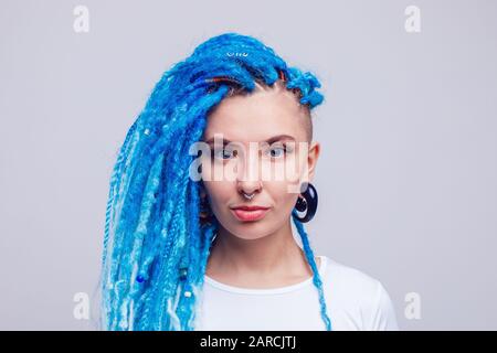 Porträt einer Frau mit blauen Dreadlocks und einem Piercing. Informelle junge Frau. Stockfoto