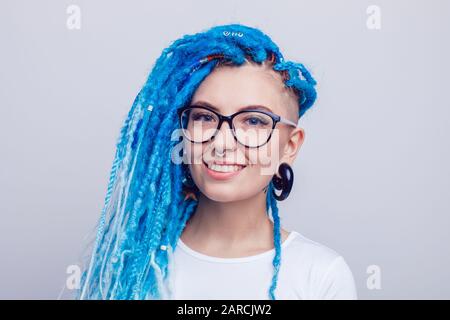 Porträt einer Frau mit blauen Dreadlocks und einem Piercing. Informelle junge Frau. Stockfoto