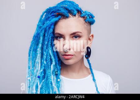 Porträt einer Frau mit blauen Dreadlocks und einem Piercing. Informelle junge Frau. Stockfoto