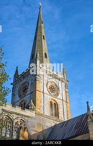 Die Kirche der Heiligen und Ungeteilten Dreifaltigkeit, mit Turmspitze, Stratford auf Avon, England, Großbritannien gegen den blauen Himmel. Stockfoto