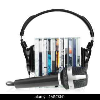 HIFi-kopfhörer von CDs mit Mikrofon auf weißem Hintergrund Stapel Stockfoto