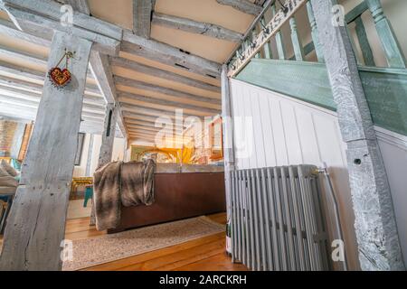 Schön eingerichtete Inneneinrichtung in Der Tea House B & B Lounge in beruhigenden Farben Stockfoto