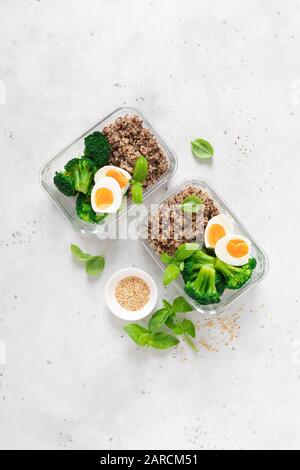 Lunchboxen mit Brokkoli, Quinoa und Ei, gesundes Essen, ausgewogenes Esskonzept, Draufsicht Stockfoto