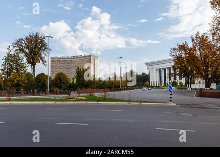 Taschkent, Usbekistan - 3. November 2019: Hotel Usbekistan in Taschkent. 5-Sterne-Hotel im Stadtzentrum. Stockfoto