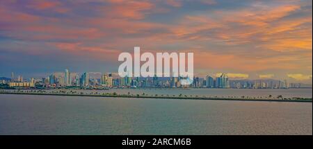 Panamakanal in Panama, Mittelamerika, mit Panama-Stadt im Hintergrund und Containerschiffen und Kreuzfahrtschiff Stockfoto