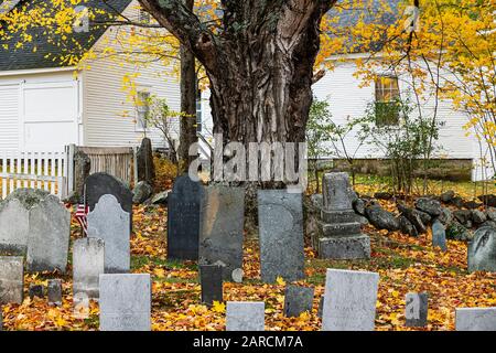Rustikaler Herbstfriedhof. Stockfoto