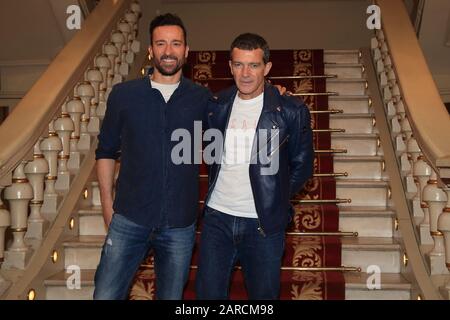 27h Jan, ANTONIO BANDERAS und PABLO PUYOL präsentieren in Barcelona das Musical A CHORUS LINE am Teatre Tivoli Stockfoto