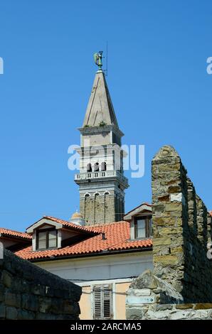 Slowenien, Piran, Glockenturm der Kathedrale Saint George in dem malerischen Dorf auf der Adria Stockfoto