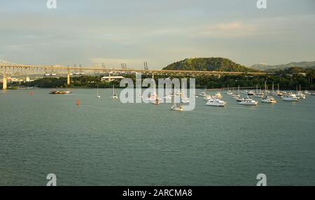 Panamakanal in Panama, Mittelamerika, mit Panama-Stadt im Hintergrund und Containerschiffen und Kreuzfahrtschiff Stockfoto