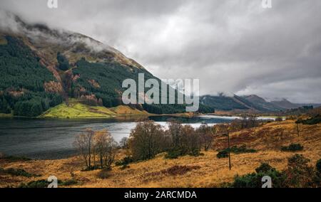 Nebelig, Winterlandschaft von Glen Lyon in den schottischen Highlands. Stockfoto