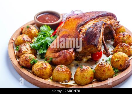 Lammrippe mit Reis auf einer Tonplatte. Strukturierte graue Leinwand. Stockfoto