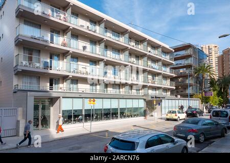 Los Alamos, Vier-Sterne-Hotel, Benidorm Neustadt, Provinz Alicante, Spanien. Die Leute sonnen sich auf den Balkonen. Stockfoto