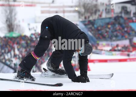 Rennleiter Markus Waldner bereitet den Kurs vor, beim Audi-Fis-Alpine-Ski-WM-Slalom-Rennen am 26. Januar 2020 in Kitzbühel, Österreich. Stockfoto