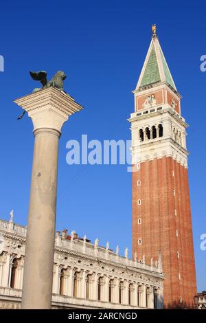 Der Markusturm und der geflügelte Löwe in Venedig, Italien Stockfoto