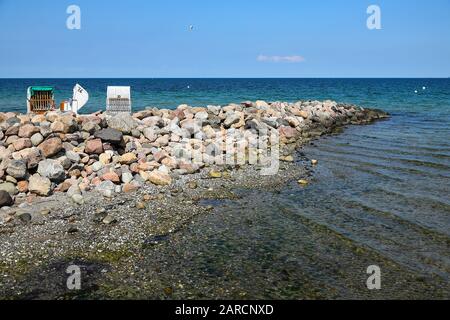 Ein ungewöhnlicher Ort für Strandstühle - aber der Blick auf die Ostsee ist perfekt. Stockfoto