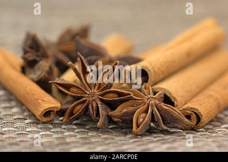 Anis Sterne und Zimtstangen Stockfoto