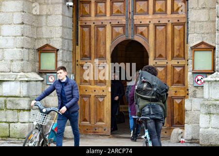 Dublin Ireland, 18. Februar 2018: Menschen, die die Haustür der Trinity College in Dublin betreten. Stockfoto