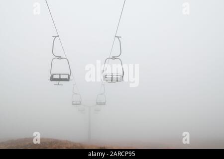 Leerer Skilift in tiefem Nebel im Glen Coe Ski Center, Schottland. Stockfoto