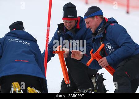 Die Kursarbeiter führen einige Reparaturarbeiten an einem Steuertor durch, während des Audi Fis-Alpine Ski-WM-Slalom-Rennens am 26. Januar 2020 in Kitzbühel, Österreich. Stockfoto